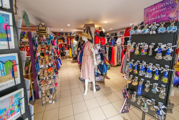 Trouvez dans notre boutique à Chausey un coin gourmand, un coin souvenir, un bazar et une librairie