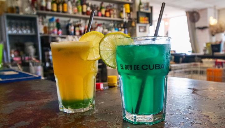 Choisissez parmi les boissons alcoolisées et les rafraîchissements disponibles dans notre bar à Chausey